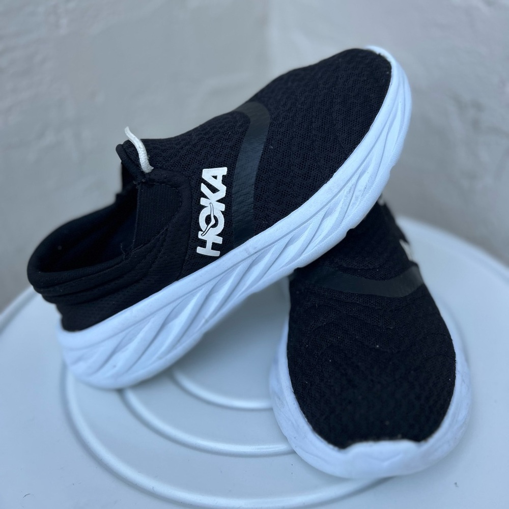 Hoka Ora Recovery Shoe 2 in a black and white colorway. Slip On Size 6